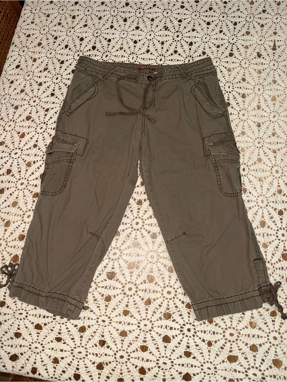 UNIONBAY lowrise cargo capris with ties size 9